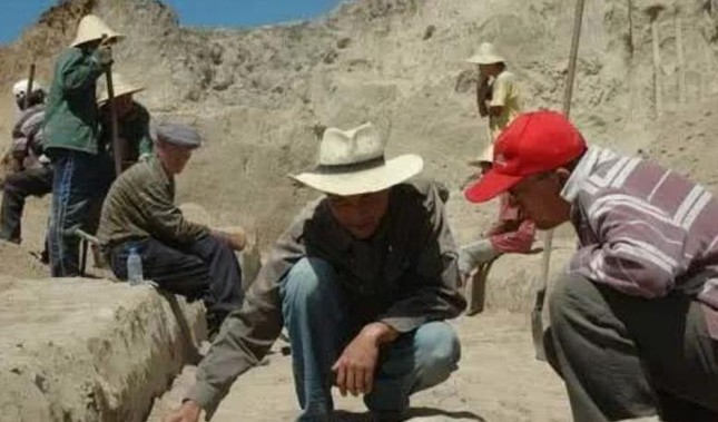 Các công nhân đường sắt đang thực hiện một công trình vô cùng quan trọng để phục vụ giao thông cho khu vực này.