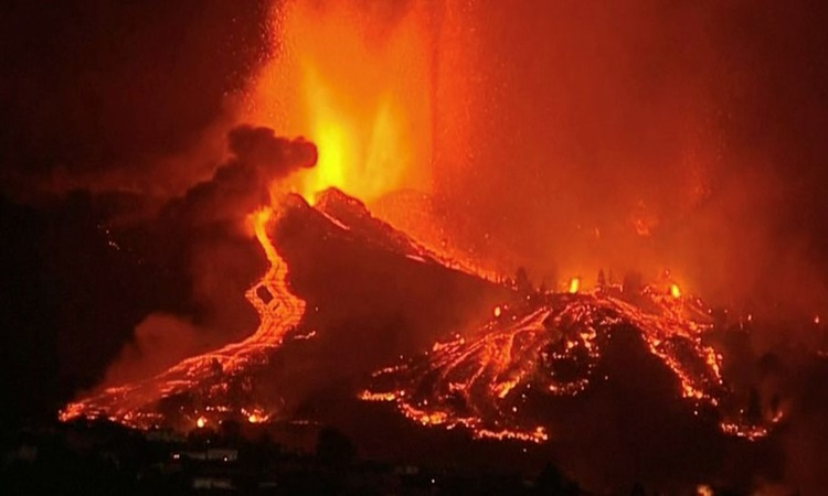 Để hình thành theo cách đó, quả trứng phải bị một dòng dung nham bao phủ hoàn toàn một cách bất ngờ. Phôi dần bị phân hủy trong khi các lớp đá núi lửa bảo quản tốt phần vỏ. Qua nhiều thời đại, nước giàu silica thấm vào bên trong vỏ và kết tinh để tạo thành mã não.