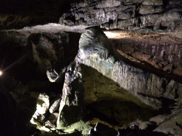 Từ khi phát hiện ra những điều này, các nhà khảo cổ học đã khám phá ra nhiều bí ẩn liên quan đến sự tồn tại của hàng trăm bộ xương trong hang động này.