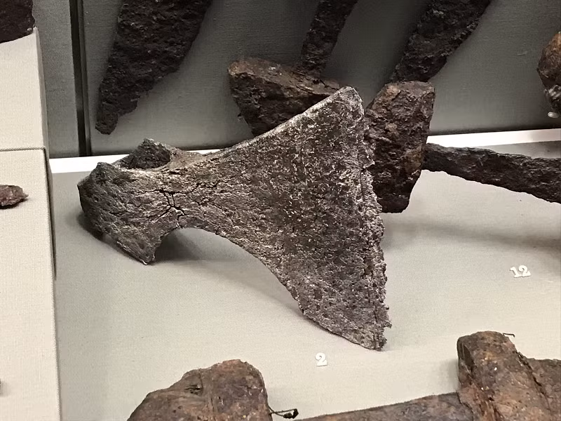 Ngoài ra, còn có những câu hỏi xoay quanh nguyên nhân của vụ thảm sát. Những người tìm thấy hang Dunmore đã tìm thấy búa và kiếm cũng như các đồ vật khác.