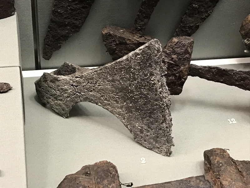 Ngoài ra, còn có những câu hỏi xoay quanh nguyên nhân của vụ thảm sát. Những người tìm thấy hang Dunmore đã tìm thấy búa và kiếm cũng như các đồ vật khác.