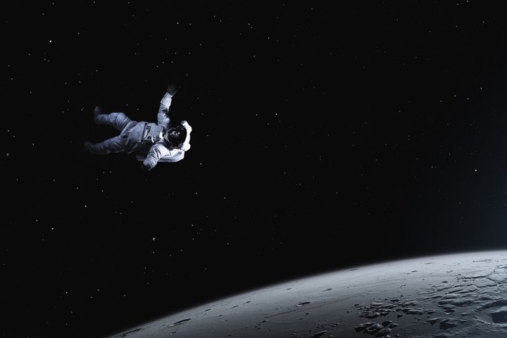 Trong một môi trường thiếu oxy và không có khí quyển, cơ thể của phi hành gia sẽ tăng nồng độ Oxy trong máu, điều này có thể gây ra các vấn đề về sức khỏe như nóng rừng và các triệu chứng liên quan đến việc giảm áp lực khí quyển, như đau đầu và khó thở.