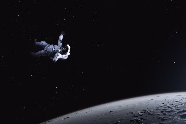 Trong một môi trường thiếu oxy và không có khí quyển, cơ thể của phi hành gia sẽ tăng nồng độ Oxy trong máu, điều này có thể gây ra các vấn đề về sức khỏe như nóng rừng và các triệu chứng liên quan đến việc giảm áp lực khí quyển, như đau đầu và khó thở.