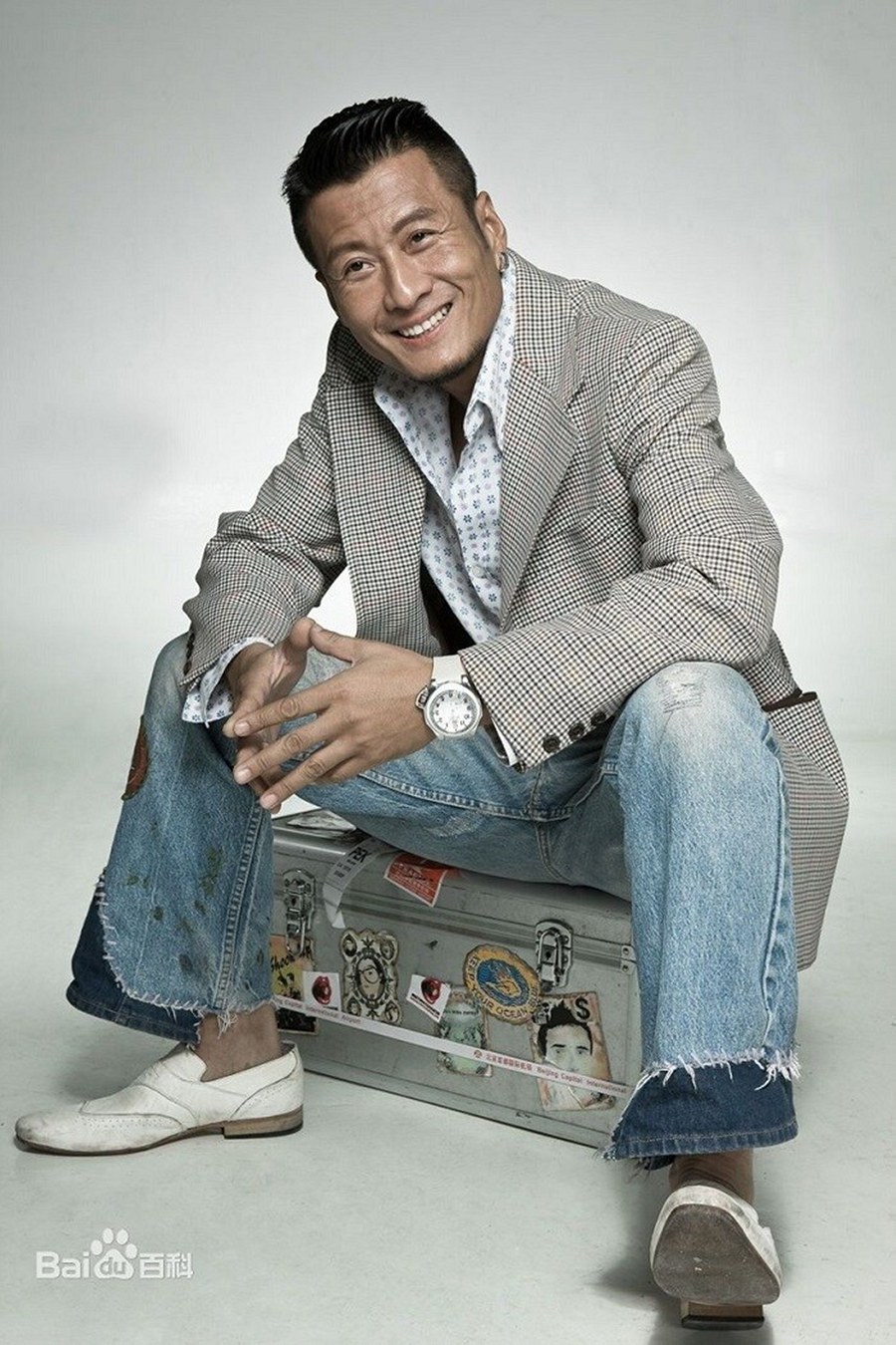 Tôn Hưng sinh năm 1963, được khán giả biết đến qua một số bộ phim Đài Loan như: Thất hiệp ngũ nghĩa, Tuyệt đại song kiêu, Thần điêu đại hiệp, Rung động bất chợt, Tiếu ngạo giang hồ, 101 lời cầu hôn… Ngày 15/4/2011, nam diễn viên bị bắt khi đang sử dụng ma túy cùng bạn gái. Tôn Hưng bị giam giữ 14 ngày.