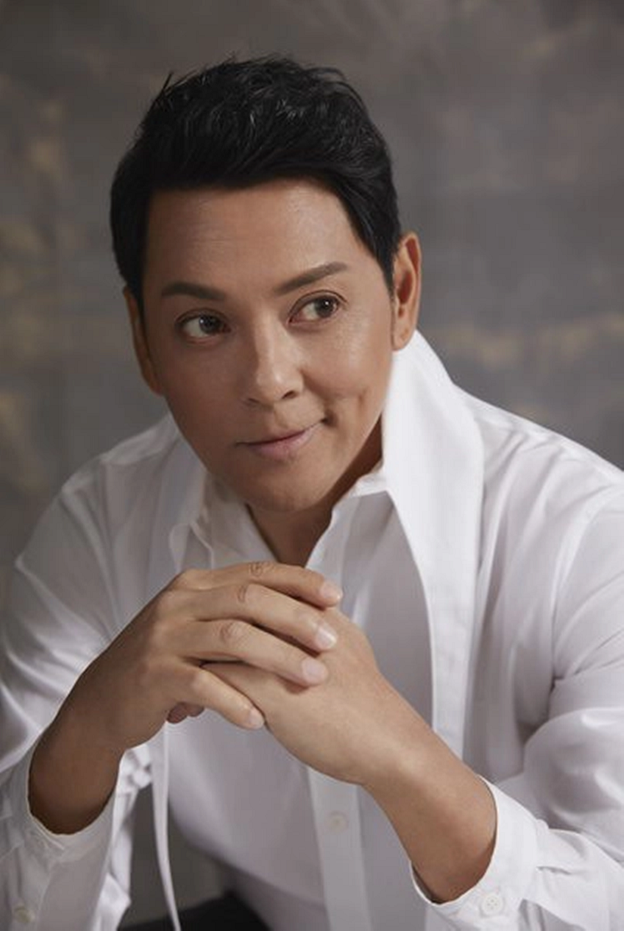 Mạc Thiếu Thông sinh năm 1962, là diễn viên của một số bộ phim: Binh pháp Tôn Tử chiến quốc, Đại túy hiệp, Thiên hạ kỳ mưu, Hoàng Phi Hồng: Ngũ đại đệ tử. Ngày 15/4/2011, công an Bắc Kinh đã bắt một nhóm đối tượng đang sử dụng chất gây nghiện, trong đó có Mạc Thiếu Thông. Trong phiên xét xử, anh khai không nghiện ma túy, nhưng nể bạn bè nên hút thử.