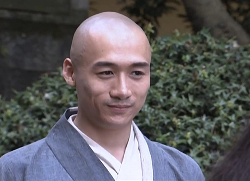 Cao Hổ sinh năm 1974, là diễn viên một số bộ phim: Thiên long bát bộ (2003), Thủy hử, Khang Hy vi hành, Thần điêu đại hiệp, Long môn phi giáp… Sự nghiệp đang phát triển, năm 2003, nam diễn viên đâm một nhân viên ánh sáng trong đoàn phim dẫn đến tử vong. Cao Hổ bị kết án 1 năm tù và phải bồi thường cho gia đình nạn nhân 300.000 NDT (khoảng 1 tỷ đồng).