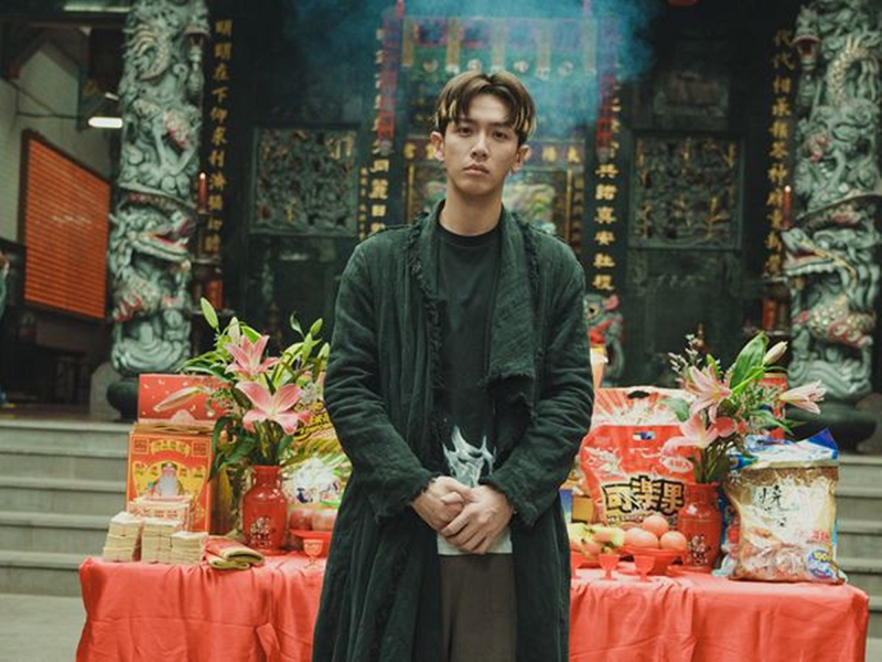 Cuối năm 2022, truyền thông Đài Loan tiết lộ, Kha Chấn Đông tham gia bộ phim Nhập hồn. Trong quá trình quay, flycam bất ngờ phát nổ, khiến các mảnh vụn văng vào làm rách mặt diễn viên. Sau sự cố, anh được đưa vào viện cấp cứu, khâu khoảng 30 mũi.