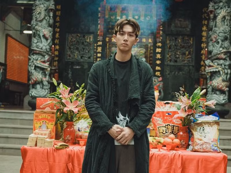 Cuối năm 2022, truyền thông Đài Loan tiết lộ, Kha Chấn Đông tham gia bộ phim Nhập hồn. Trong quá trình quay, flycam bất ngờ phát nổ, khiến các mảnh vụn văng vào làm rách mặt diễn viên. Sau sự cố, anh được đưa vào viện cấp cứu, khâu khoảng 30 mũi.