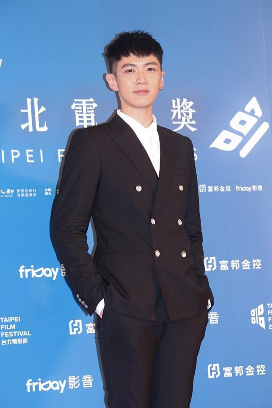 Năm 2014, anh bị bắt và tạm giam 14 ngày vì sử dụng cần sa. Sau bê bối, sự nghiệp của Kha Chấn Đông bị ảnh hưởng nặng nề, hơn 20 nhãn hàng đồng loạt hủy hợp đồng. Khi hồi tưởng lại quá khứ, nam diễn viên cho biết: "Vết nhơ đó khiến tôi ngừng suy nghĩ về nhiều thứ, nó như một cái tát tôi nhận được khi còn quá trẻ".