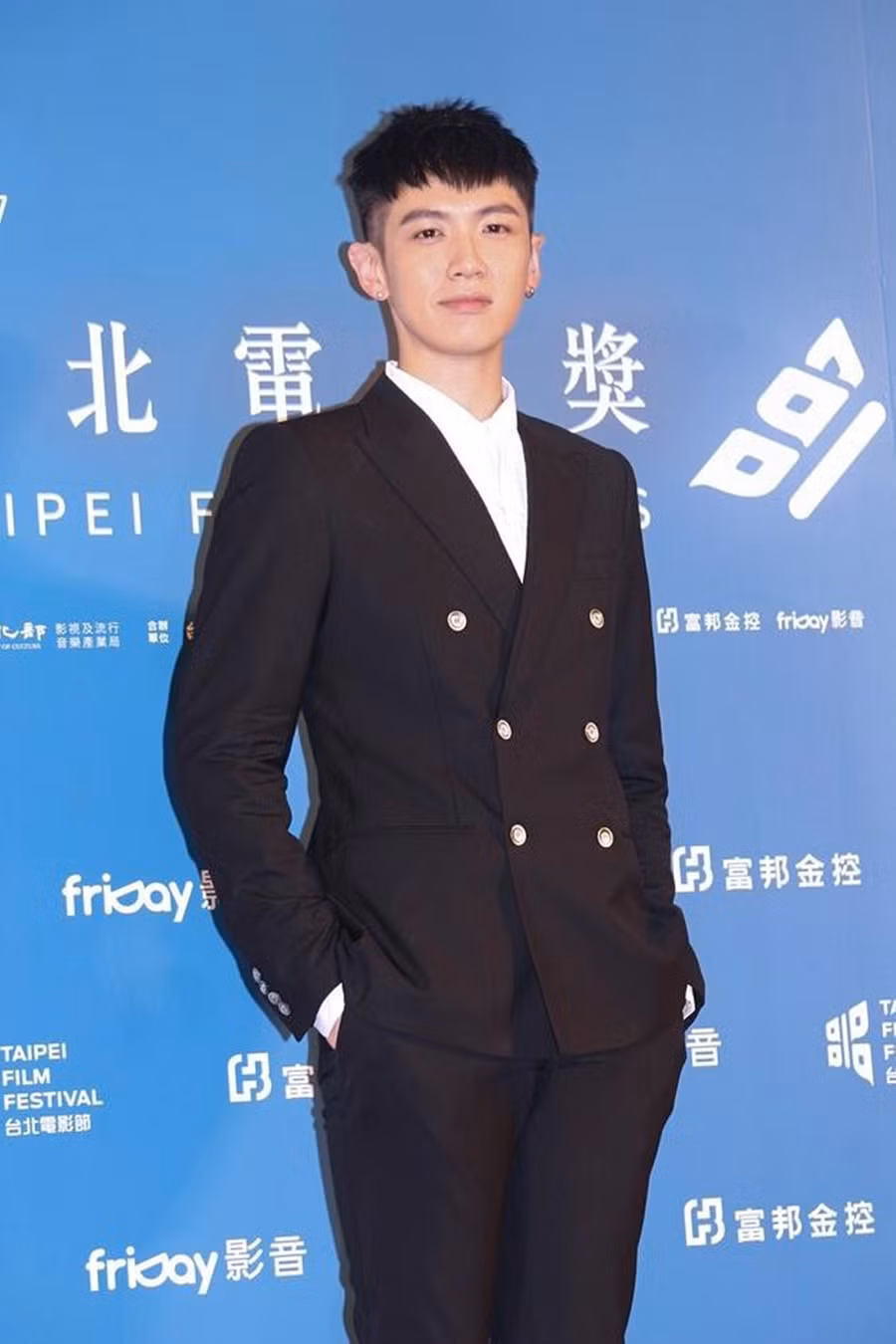 Năm 2014, anh bị bắt và tạm giam 14 ngày vì sử dụng cần sa. Sau bê bối, sự nghiệp của Kha Chấn Đông bị ảnh hưởng nặng nề, hơn 20 nhãn hàng đồng loạt hủy hợp đồng. Khi hồi tưởng lại quá khứ, nam diễn viên cho biết: "Vết nhơ đó khiến tôi ngừng suy nghĩ về nhiều thứ, nó như một cái tát tôi nhận được khi còn quá trẻ".