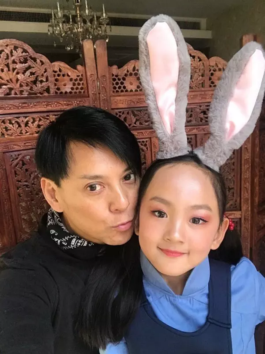 Sau bê bối, Mạc Thiếu Thông về quê trồng chè. Để có thêm thu nhập, nam diễn viên còn đi hát tại quán bar hay trên đường phố. Năm 2016, anh và ca sĩ phòng trà Tôn Vân Linh ly hôn, con gái ở với bố. Ở tuổi xế chiều, nam diễn viên vẫn phải vật lộn mưu sinh để nuôi con.