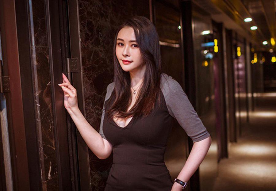 Tiêu Thục Thận sinh năm 1976, là diễn viên của một số bộ phim như: Bích huyết kiếm, Yên vũ giang nam, Âm mưu và tình yêu... Khi đang ở đỉnh cao sự nghiệp, cô tự tay hủy hoại sự nghiệp vì sa ngã vào con đường nghiện ngập.