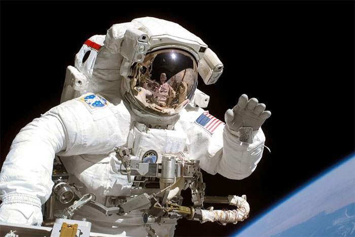 Một số nhà khoa học cho rằng, dấu hiệu đột biến DNA trong máu của các phi hành gia có thể là do sự tác động của viễn cảnh không gian và quá trình thí nghiệm trong không gian.