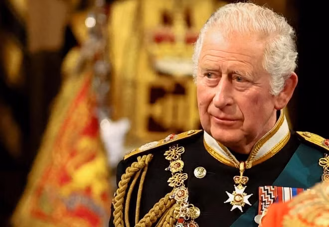 Các người hâm mộ thậm chí đã tạo ra các bản sao nhỏ của chiếc thìa như là một món quà kỷ niệm và hiện các sản phẩm này được bày bán rộng rãi như một vật phẩm kỷ niệm của lễ đăng quang.