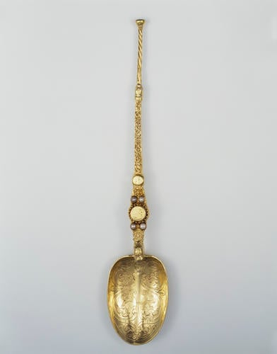 Vào thời điểm đăng quang của vua Charles III, một số người đã phản đối việc sử dụng chiếc thìa này vì cho rằng nó là biểu tượng của sự đóng băng các quyền lực cổ đại của Anh.