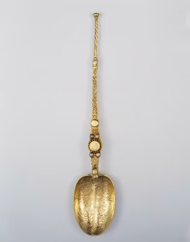 Vào thời điểm đăng quang của vua Charles III, một số người đã phản đối việc sử dụng chiếc thìa này vì cho rằng nó là biểu tượng của sự đóng băng các quyền lực cổ đại của Anh.