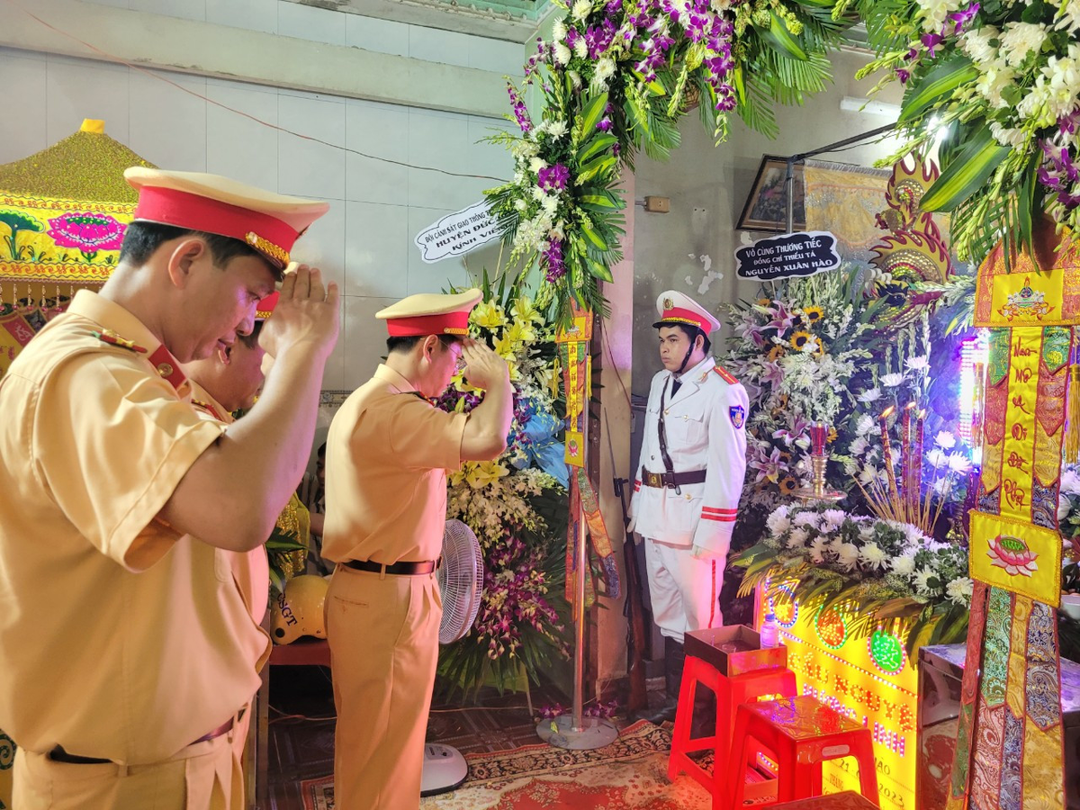 Họp khẩn vụ xe nghi chở hàng cấm tông thiếu tá CSGT và 2 người tử vong - Hình 2 Hop khan vu xe nghi cho hang cam tong thieu ta CSGT va 2 nguoi tu vong-Hinh-2