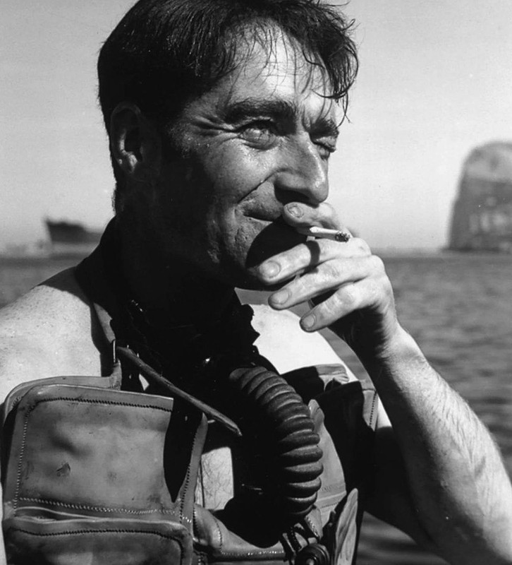 Dù giới chức Anh cử lực lượng tìm kiếm, cứu hộ nhưng không phát hiện dấu vết nào của nạn nhân. Gần 14 tháng sau, người ta phát hiện một thi thể trong bộ người nhái của Anh trôi dạt vào đảo Pilsey. Tình trạng thi thể khiến nhiều người kinh hãi khi mất phần đầu và 2 tay. Điều này làm cho việc nhận dạng danh tính nạn nhân trở thành nhiệm vụ bất khả thi. Đến nay, vụ mất tích của ông Crabb vẫn chưa được làm sáng tỏ.