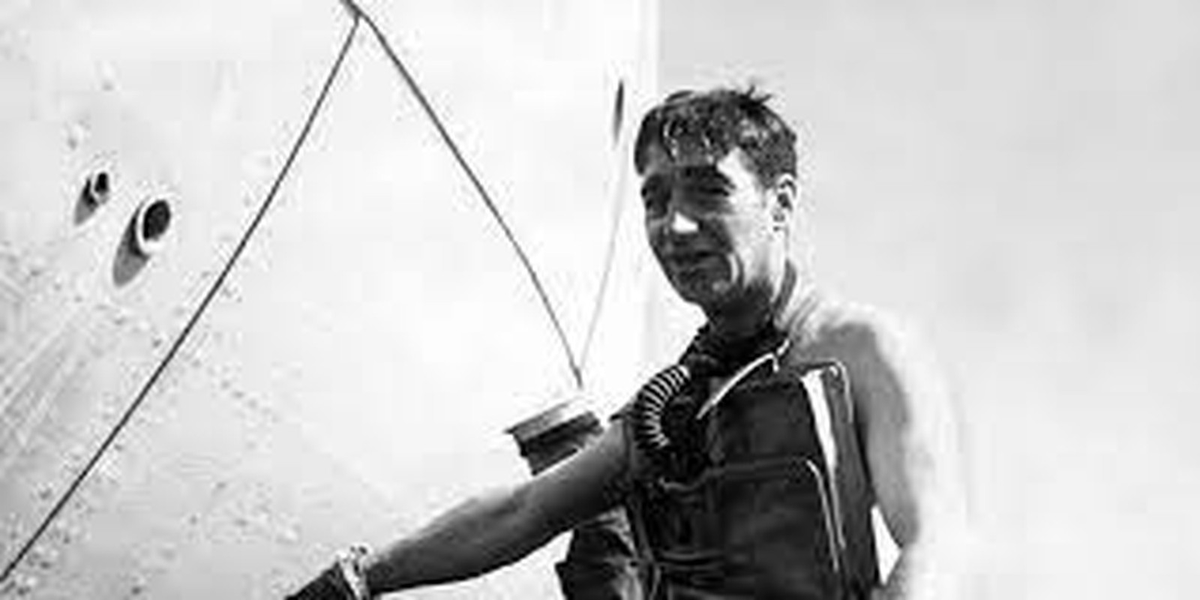 Khi ấy, Cơ quan tình báo Anh MI-6 triển khai một nhiệm vụ bí mật là kiểm tra chân vịt của tàu chiến Ordzhonikidze. Vì vậy, sau một thời gian xem xét, giới chức MI-6 quyết định chiêu mộ Lionel 'Buster' Crabb - một trong những người nhái giỏi nhất của Anh - thực hiện nhiệm vụ trên. Tuy nhiên, không ai có thể ngờ ông Crabb lặn xuống vùng biển Portsmouth và mất tích bí ẩn kể từ đó.