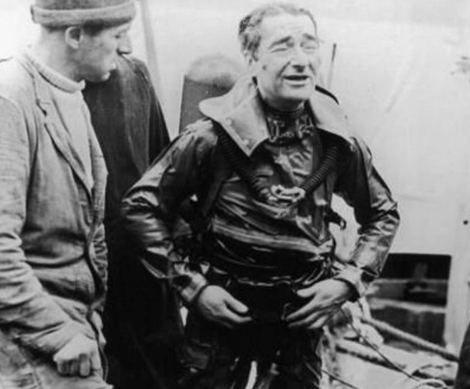 3. Tháng 4/1956, điệp viên Lionel 'Buster' Crabb mất tích bí ẩn khiến giới chức trách "đau đầu" đi tìm lời giải. Vụ việc bắt đầu bằng việc các nhà lãnh đạo Liên Xô Nikolai Bulganin và Nikita Khrushchev có chuyến thăm Anh theo một sứ mệnh ngoại giao trên chiến hạm Ordzhonikidze khi nó cập cảng Portsmouth.