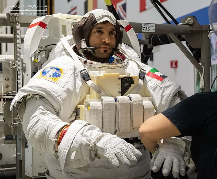 Xương, giống như cơ bắp, luôn phát triển và chúng đã tiến hóa để tự định hình lại dưới sức căng cơ học liên tục do lực hấp dẫn của Trái đất gây ra .