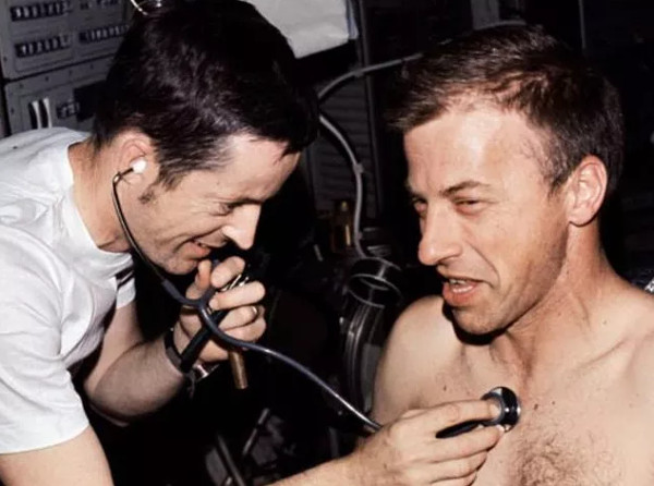 Một số các giải pháp cho vấn đề này có thể bao gồm đưa lượng tia UV xuống, tạo ra môi trường theo chuẩn hút đất, và cải thiện dinh dưỡng và chế độ tập thể dục cho phi hành gia.