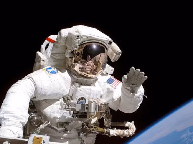 Sự mất mát khối lượng xương là hậu quả của việc phiêu lưu không có sự tác động của lực hấp dẫn, điều này cũng là lý do tại sao phi hành gia thường phải tập thể dục để giữ gìn cơ thể của họ.