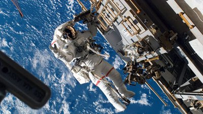 Ngoài ra, phi hành gia cũng phải đối mặt với các vấn đề sức khỏe khác khi sống trong không gian. Họ phải đối mặt với một môi trường đầy tia UV, nhiệt độ khắc nghiệt, và các tác nhân gây ung thư.