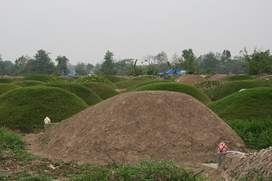 Có rất nhiều giải thích cho hành vi truyền thống này. Theo một giả thuyết, gò đất nhỏ được đắp để bảo vệ mộ khỏi những tác động của thời tiết và các yếu tố khác.