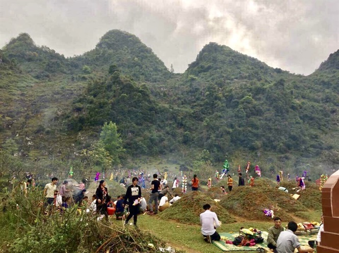 Dù rất khó để giải thích rõ ràng nguyên nhân vì sao lại có hành động này, thế nhưng đó là một phần tín ngưỡng, văn hóa và giá trị đạo đức cao quý của người dân Trung Quốc.