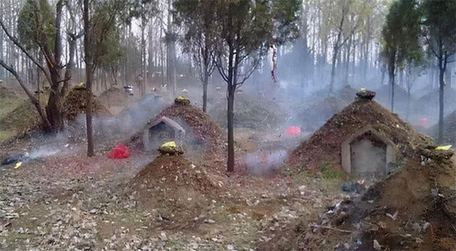 Vi sao nguoi Trung Quoc xua thuong dap mot go dat nho tren mo?