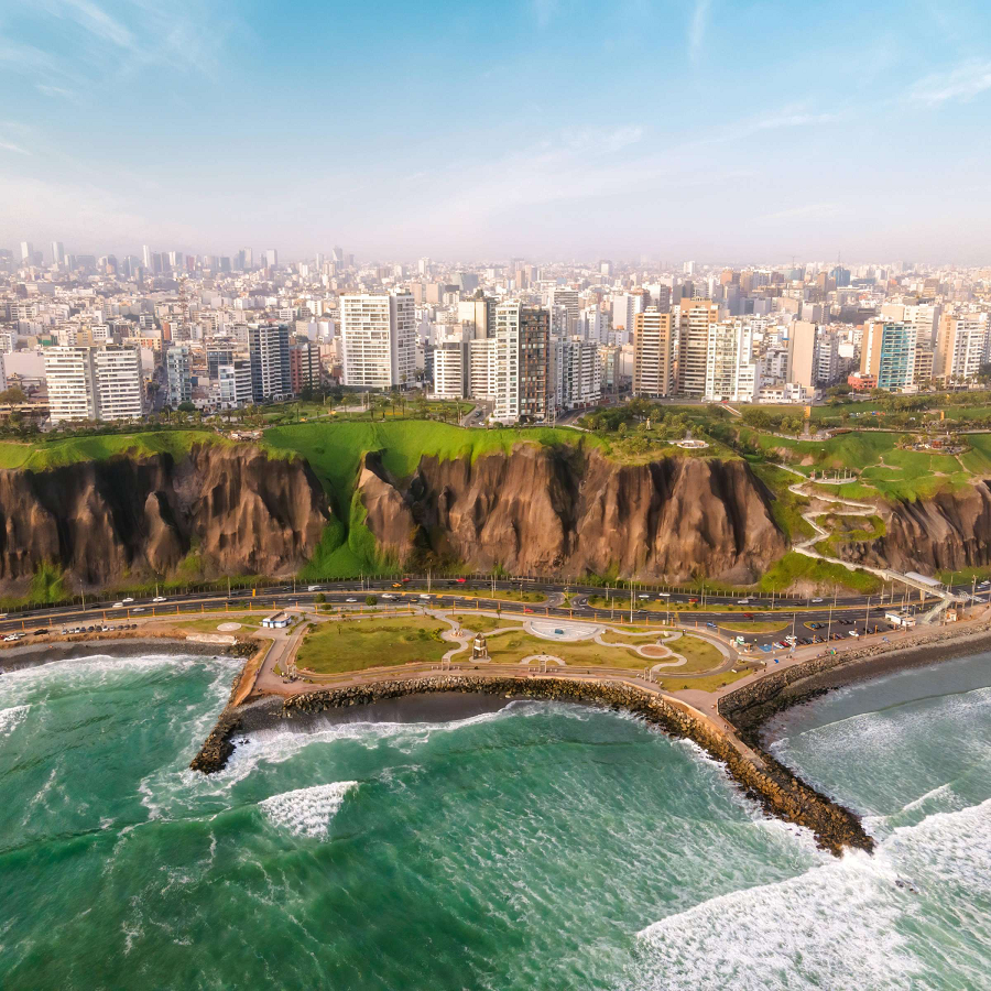 Vì thế, hơi nước trong thành phố khi bốc hơi bị dòng khí lạnh chặn lại, không thể ngưng tụ thành các đám mây vũ tích nên không thể gây mưa. Bù lại không khí của thành phố Lima không khô hạn mà còn rất ẩm ướt vì có lượng hơi nước lớn.