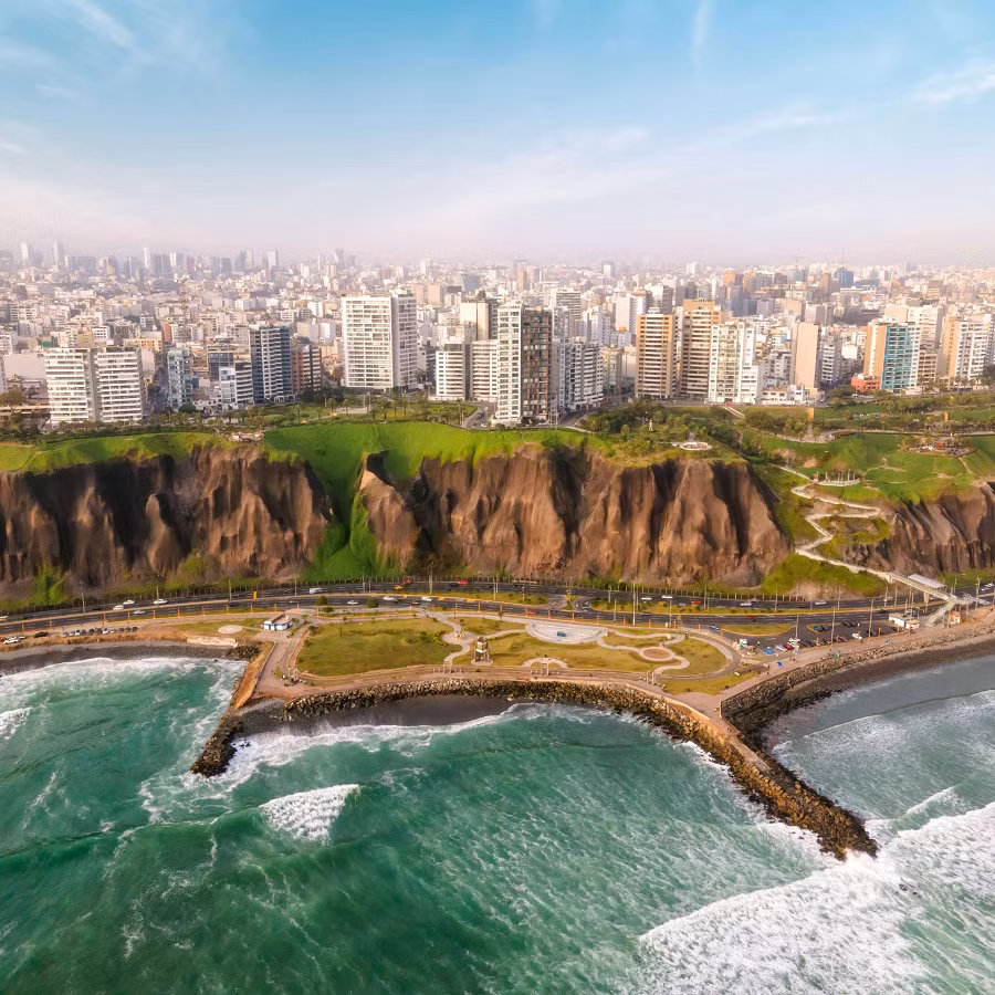 Vì thế, hơi nước trong thành phố khi bốc hơi bị dòng khí lạnh chặn lại, không thể ngưng tụ thành các đám mây vũ tích nên không thể gây mưa. Bù lại không khí của thành phố Lima không khô hạn mà còn rất ẩm ướt vì có lượng hơi nước lớn.