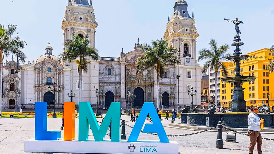 Ngoài ra, ẩm thực tại Lima cũng rất đa dạng và phong phú, với những món ăn đặc trưng của Peru như ceviche, lomo saltado và pisco sour.