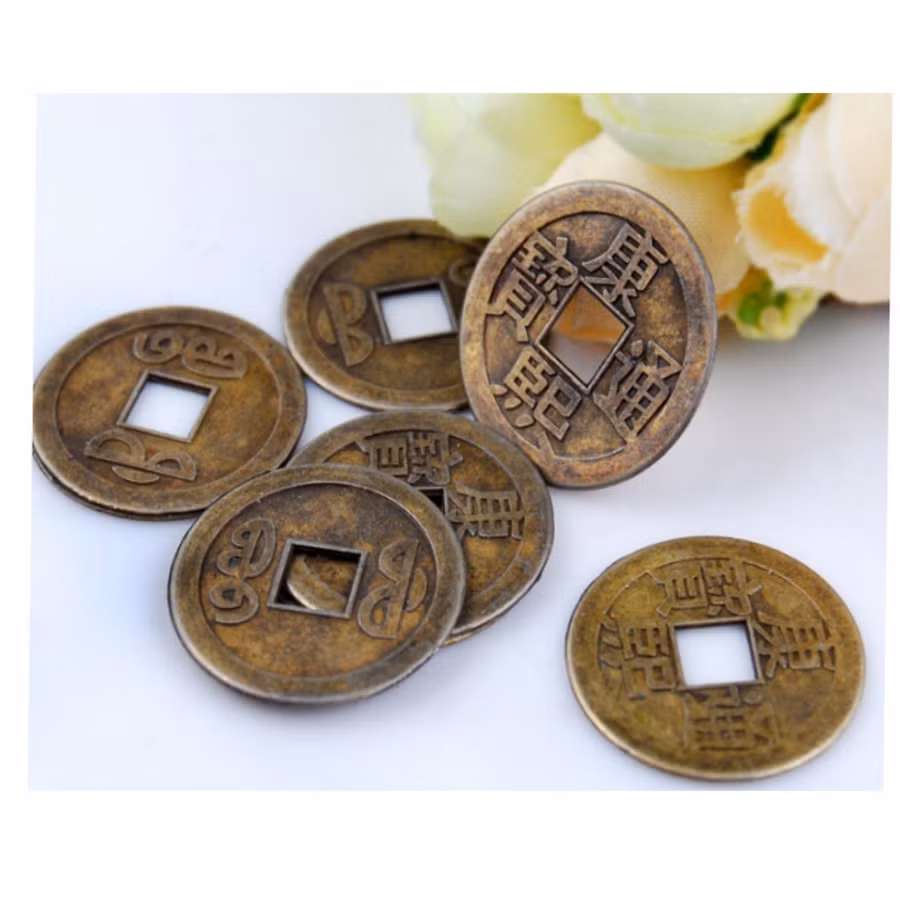 Ngoài bình gốm chứa cổ vật do người nông dân giao nộp, các chuyên gia đã tới khảo sát xung quanh khu vực phát hiện bình gốm và phát hiện thêm hơn 1.000 món đồ bằng bạc, bằng ngọc, tiền xu cổ và dược liệu quý… giá trị rất cao. (Ảnh minh họa)