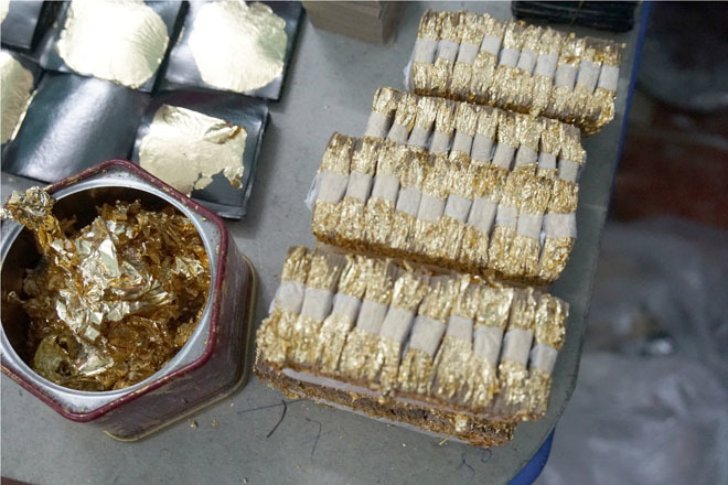 Thếp vàng cổ khi mới phát hiện được xác định nặng 5,5 kg nhưng khi họ cân lại để đem tới buổi triển lãm thì chỉ còn 4 kg. Việc này đã làm dấy lên nhiều nghi vấn. (Ảnh minh họa)