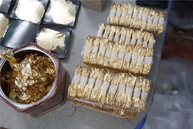 Thếp vàng cổ khi mới phát hiện được xác định nặng 5,5 kg nhưng khi họ cân lại để đem tới buổi triển lãm thì chỉ còn 4 kg. Việc này đã làm dấy lên nhiều nghi vấn. (Ảnh minh họa)