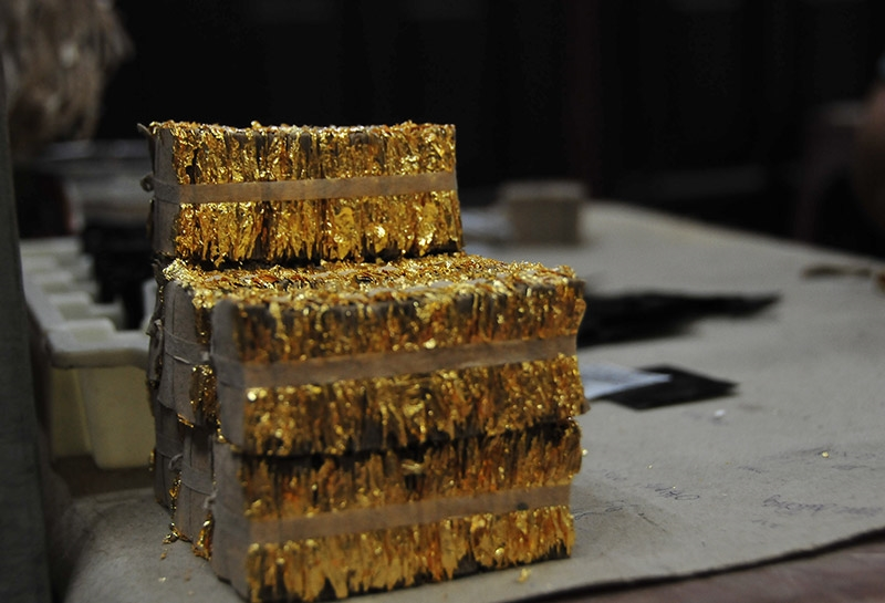 Nước không bốc hơi hoàn toàn khi các chuyên gia cân thếp vàng giấy lần đầu tiên. Thời gian trôi qua, nước bốc hơi dần nên trọng lượng của thếp vàng giấy mới ngày càng nhẹ đi. (Ảnh minh họa)