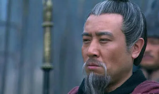 Khi Lưu Bị đến Kinh Châu, ông vẫn chưa có con trai nào để thừa tự, bèn nhận Phong làm con nuôi, đổi sang họ Lưu. Vào thời điểm này, Lưu Bị đã có ý muốn để sau này Lưu Phong kế tục sự nghiệp của mình.