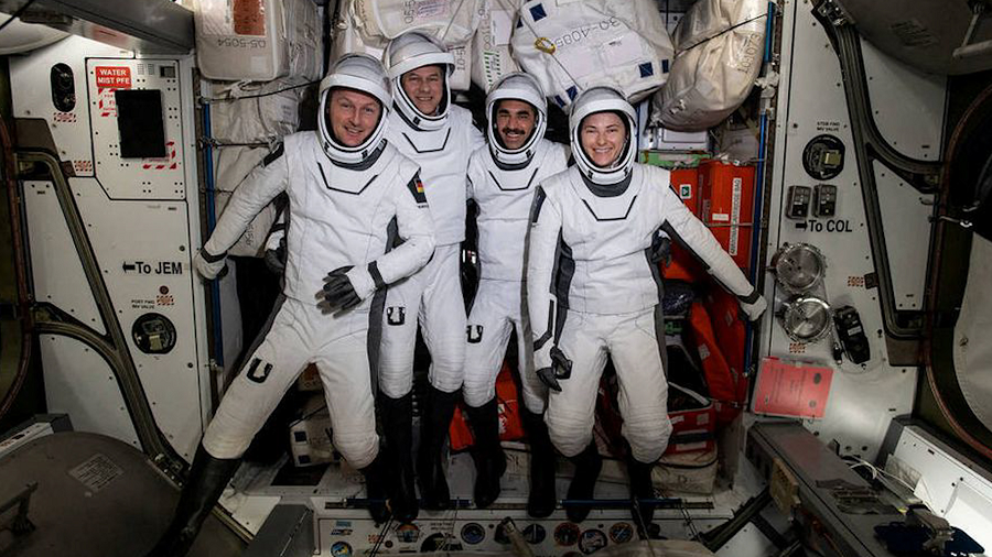 Đầu tiên, họ sẽ cố gắng giữ vững và cố định trên bất kỳ vật thể nào trong phạm vi tầm với của mình, bất kể đó là tàu vũ trụ hoặc các thiết bị công nghệ khác. Nếu không cầm được bất kỳ vật thể nào, họ có thể buộc phải đối mặt với nguy cơ bị trôi dạt vào không gian vô hạn.