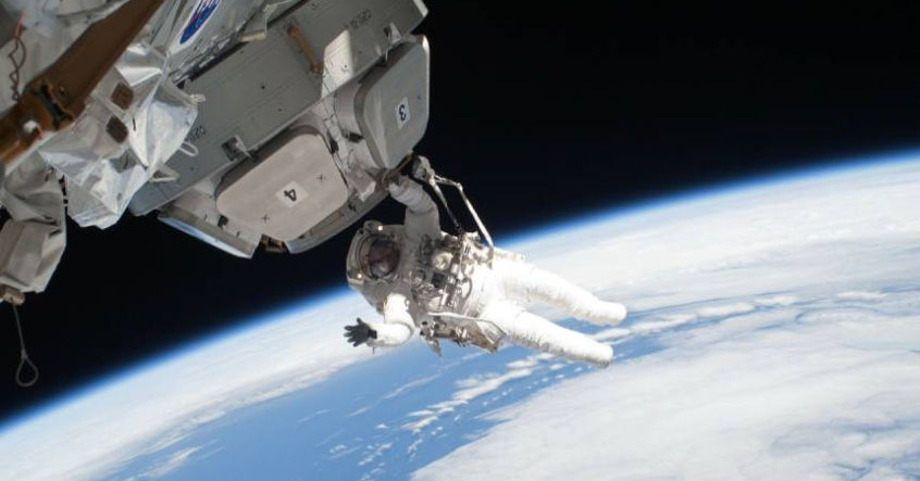 Như vậy, dù phi hành gia bị trôi dạt ra khỏi tàu vũ trụ sau khi rời cabin ngoài không gian thì họ vẫn có nhiều phương án để quay trở lại tàu vũ trụ của mình.