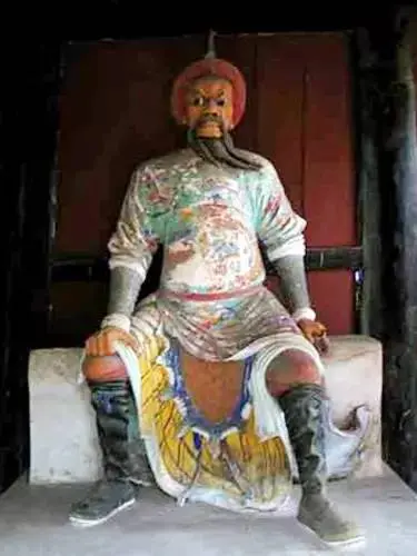 Loại đá này có hình dạng giống như quả trứng, nhưng lại có màu đỏ nên người ta thường gọi là kê huyết thạch (đá máu gà). Kê huyết thạch là một trong 4 loại đá quý của Trung Quốc, vô cùng quý hiếm và thường được làm đồ chơi của các Hoàng đế trước đây.