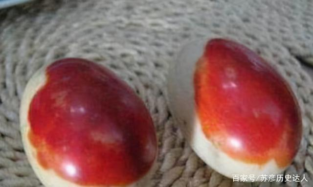 Thấy viên đá có vẻ ngoài lạ mắt, lão nông dân già quyết định mang về nhà làm đồ chơi cho lũ trẻ. Ông cẩn thận rửa sạch lớp bùn đất bên ngoài, ai ngờ sau khi rửa, lớp vỏ ngoài màu trắng đã biến mất. Phần lớn diện tích lớp vỏ nay chuyển sang màu đỏ.