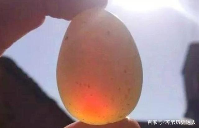 Phần lớn lớp vỏ ngoài của viên đá là màu trắng và hơi ngả vàng. Những phần còn lại trên vỏ đều là màu đỏ huyết. Khi soi dưới ánh nắng sẽ tạo ra hiệu ứng thị giác lấp lánh tuyệt đẹp.