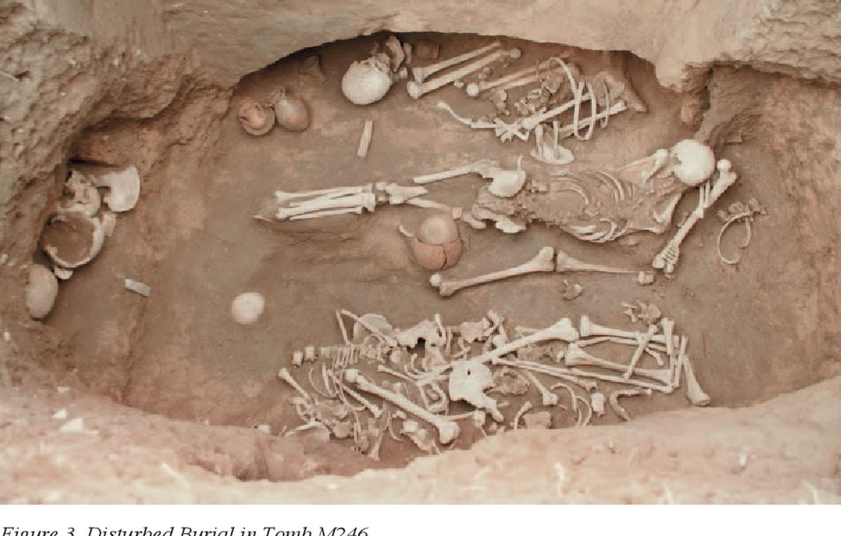 Trong những ngôi mộ cổ này, các nhà khảo cổ phát hiện ra những hốc nhỏ chỗ người chết, nơi để đặt những đồ gốm thủ công tinh xảo.