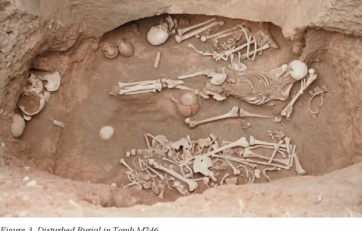 Trong những ngôi mộ cổ này, các nhà khảo cổ phát hiện ra những hốc nhỏ chỗ người chết, nơi để đặt những đồ gốm thủ công tinh xảo.