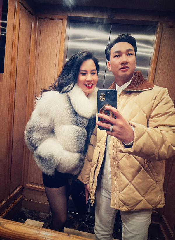 Ngọc Hương - vợ MC Thành Trung luôn tự tin, xinh đẹp sánh vai bên ông xã.