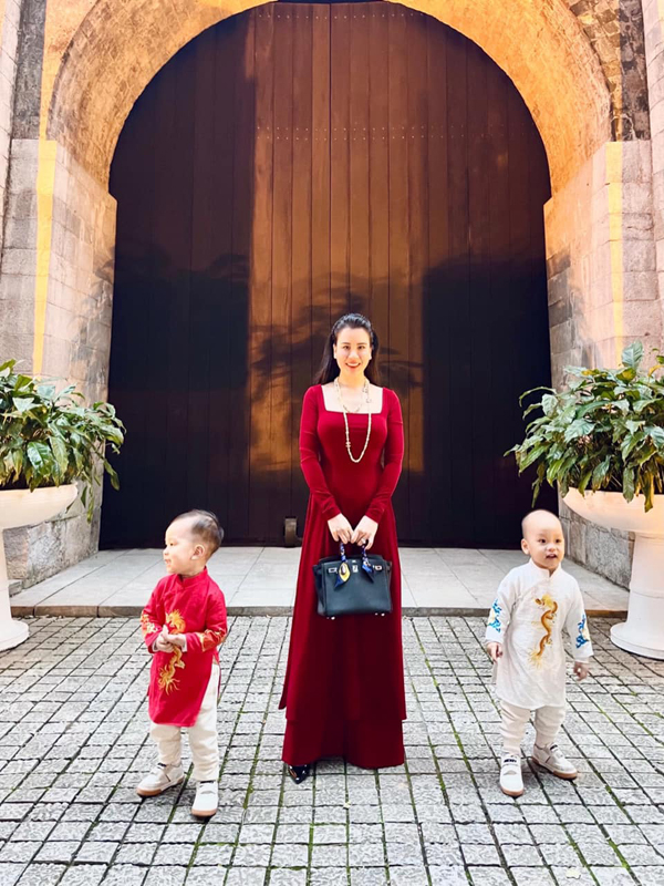 10 năm bên nhau cả yêu lẫn cưới, Ngọc Hương - Thành Trung có một tổ ấm hạnh phúc. Hiện tại, vợ chồng Thành Trung hiện đang sống trong một căn penthouse trị giá 18 tỷ đồng bao gồm cả nội thất. Căn penthouse rộng 260m2, được thiết kế sang trọng, tinh tế, hiện đại được vợ chồng Thành Trung tậu hồi tháng 6/2020. Mỗi không gian trong nhà đều được thiết kế chỉn chu, tỉ mỉ, có gu riêng, rộng rãi nhưng không kém phần ấm cúng.