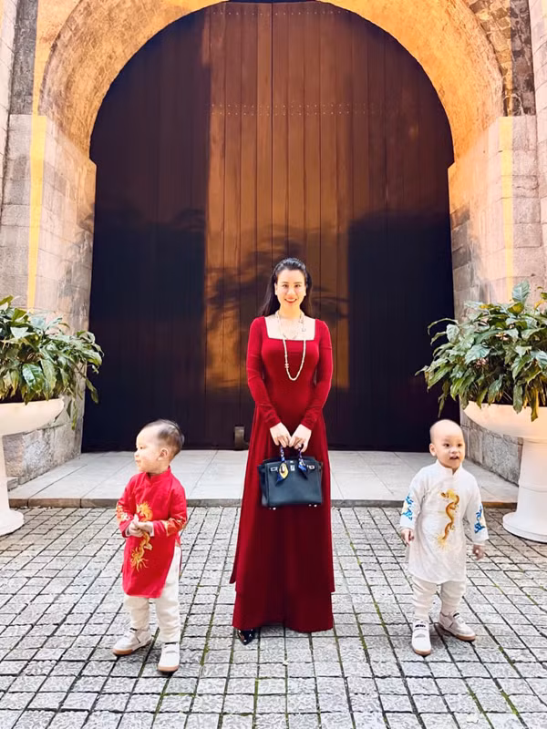 10 năm bên nhau cả yêu lẫn cưới, Ngọc Hương - Thành Trung có một tổ ấm hạnh phúc. Hiện tại, vợ chồng Thành Trung hiện đang sống trong một căn penthouse trị giá 18 tỷ đồng bao gồm cả nội thất. Căn penthouse rộng 260m2, được thiết kế sang trọng, tinh tế, hiện đại được vợ chồng Thành Trung tậu hồi tháng 6/2020. Mỗi không gian trong nhà đều được thiết kế chỉn chu, tỉ mỉ, có gu riêng, rộng rãi nhưng không kém phần ấm cúng.