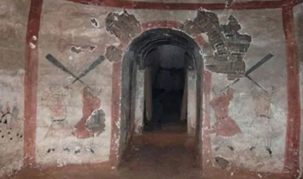 Ngôi mộ 1.400 năm tuổi này đã bị mộ tặc đột nhập và hư hại nghiêm trọng, thậm chí thi thể cũng của chủ nhân ngôi mộ cũng đã bị mất tích khiến cho việc xác định danh tính vô cùng khó khăn.